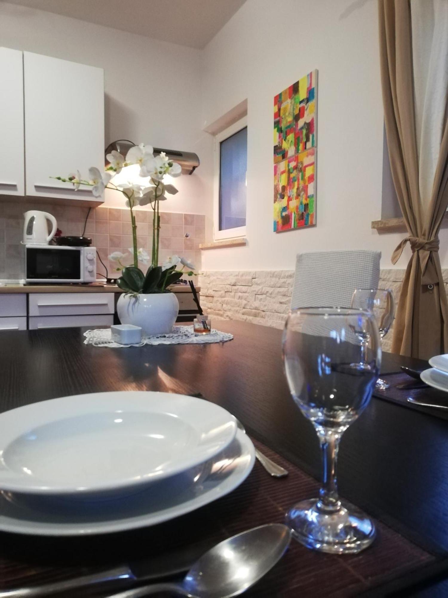 Apartments Poretti For 2,In Center Parking Free In The Yard,6 Min Beach Walk Rovinj Exterior foto